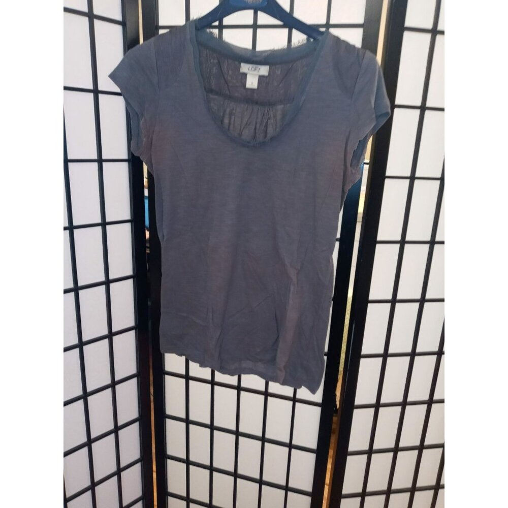 Ann Taylor Loft Top Grey Size Medium Short Sleeve Raw Edge Scoop Neck Pullover